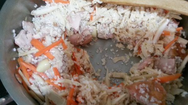 將去骨雞腿切小塊放入作法2拌炒一下；將食材往旁邊撥，倒入醬油、米酒拌炒一下即可關火