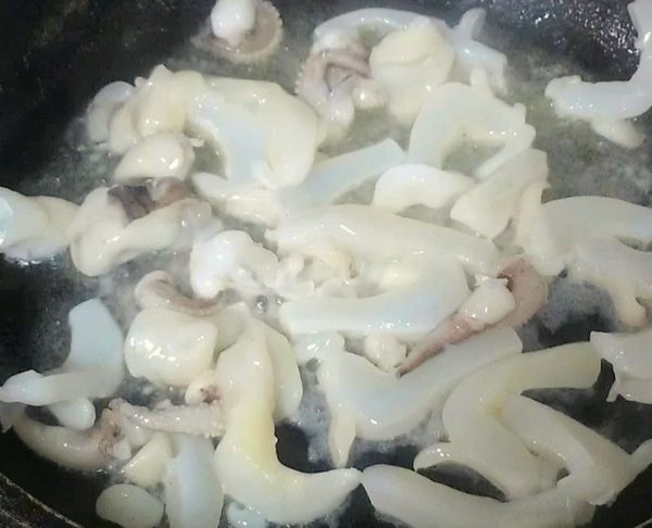 起一油鍋，先將花枝下鍋炒