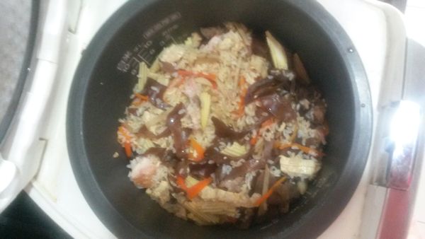 將步驟3 和木耳倒人電鍋中，加入3杯半的水，放入電鍋煮；等飯煮好後，加入荷蘭豆再燜1分鐘即可。