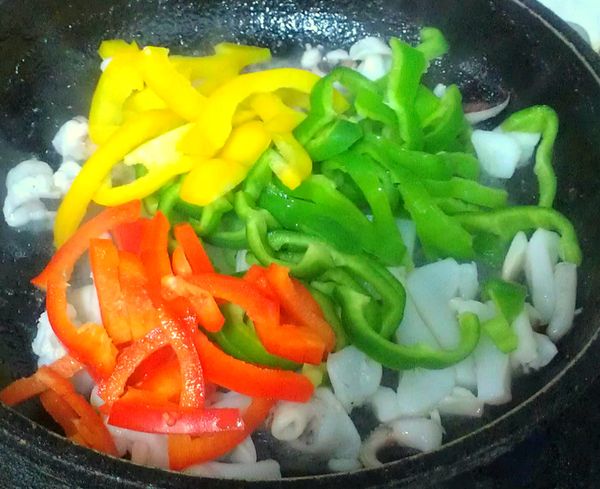 炒至有點變白，再下彩椒