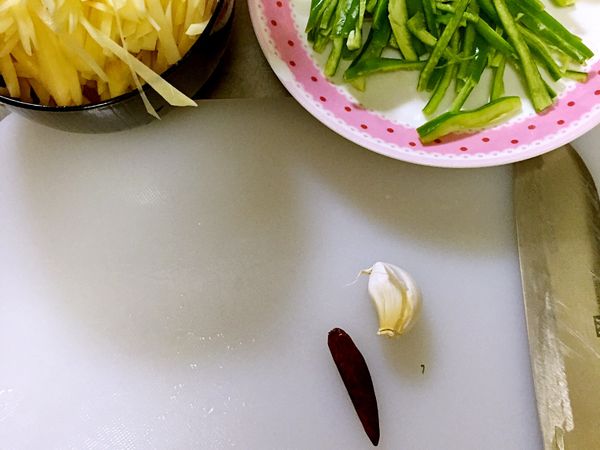 馬鈴薯切絲、青椒切絲、蒜頭切片、辣椒剝小塊