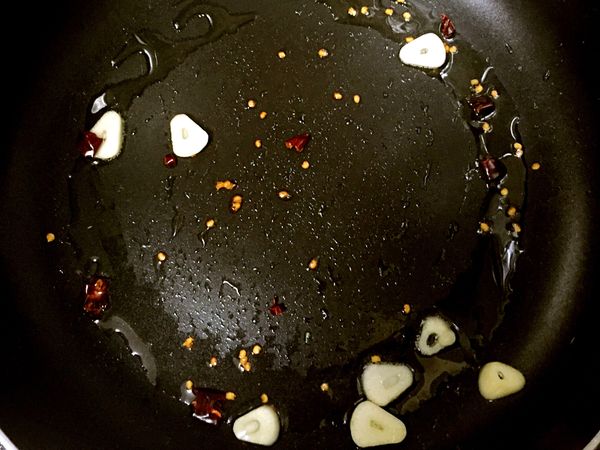 起油鍋，蒜頭跟辣椒爆香