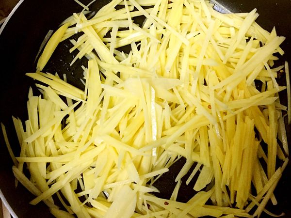 爆香後，加入馬鈴薯快炒