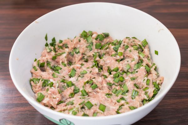 把韭菜洗淨切粒後，與麻油一併加入豬肉中拌勻，包好放入冰箱中 30 分鐘以上即成餡料。