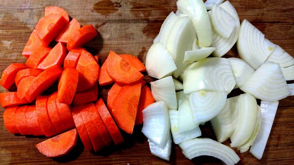 洋葱切塊、紅蘿蔔切塊備用。