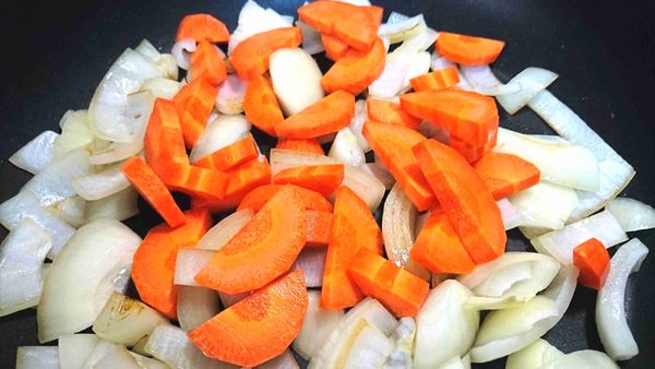 洋葱炒軟後，放入紅蘿蔔，用筷子稍微拌炒一下。