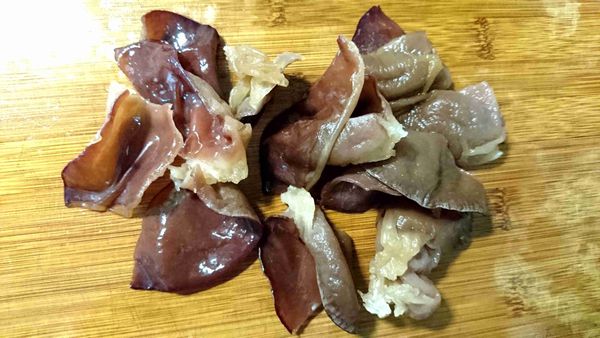 利用步驟5燉煮期間，用手將黑木耳撥成大小一致備用。