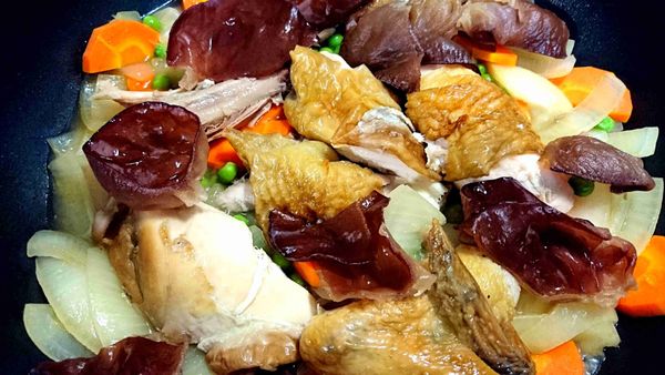 紅蘿蔔變軟（能用筷子輕易穿透，就是軟了）後，放入烤雞和黑木耳，蓋鍋蓋慢燉。