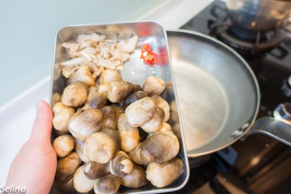 草菇洗淨、辣椒斜切備用。