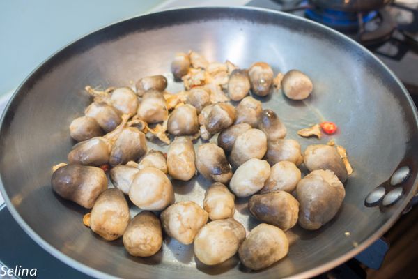 放入草菇續炒。