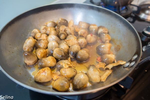 同鍋加入醬油、糖及適量水。