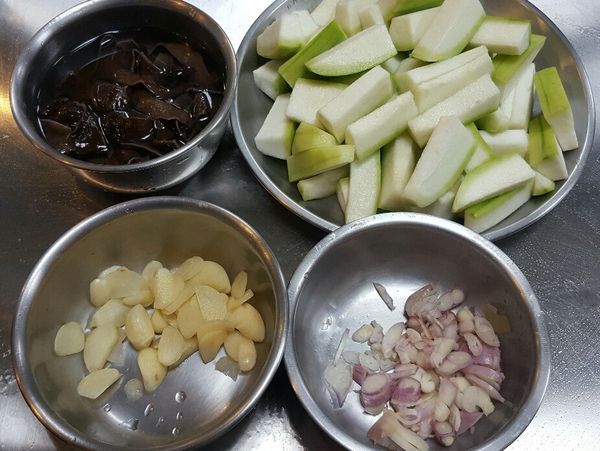 絲瓜切長段, 木耳先泡軟後先長段狀, 大蒜切片, 紅蔥頭切珠狀, 薑切片狀備用