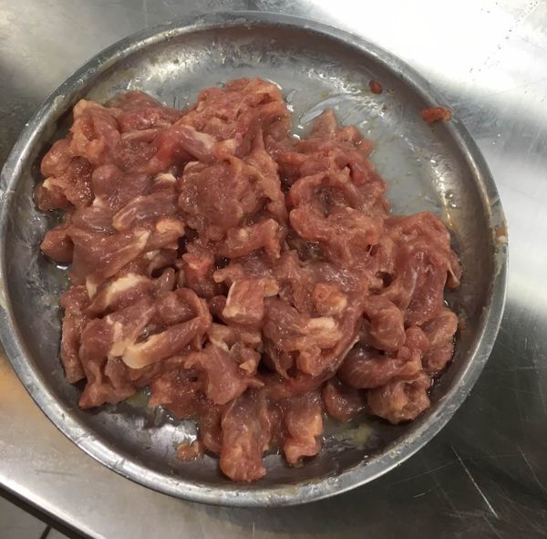 里肌肉切狀先用鹽, 胡椒粉, 太白粉先抓碼先醃, 先用熱鍋冷油, 過油一下拿起備用