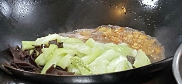 另起鍋, 放少許油放入薑片,大蒜, 紅蔥頭爆香, 加入絲瓜, 雲耳拌炒, 加入肉片, 最後調味勾薄芡, 大火收汁即可.