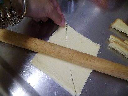 土司3片去邊.橄扁厚斜角切約3.4公分!    #烤箱開始先預熱200度15分