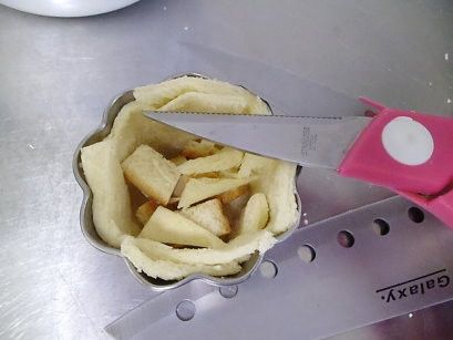 修剪多餘的土司....將剛剛去邊+修剪土司切丁.放入模型杯裡