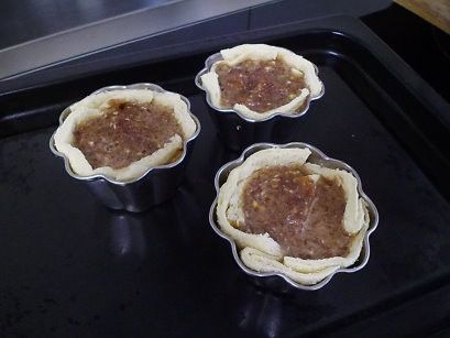 分別蹈入3個模型杯裡    送入烤箱180~200度30分  (烤箱熱的就用180度..不太熱的200度)