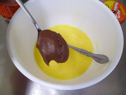 奶油2匙先用微波小火10秒溶化後.加入>巧克力醬2匙>糖>蛋  全部攪拌勻