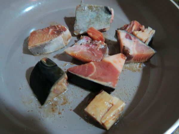 骰丁退冰，沖水洗淨，用醬油醃過後下油鍋煎至表面金黃，取出備用