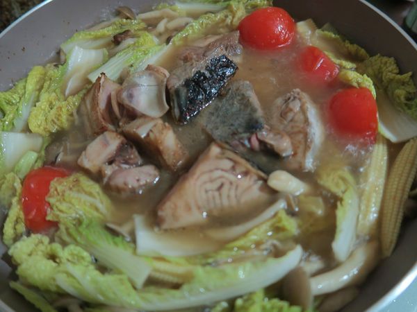 菇類與番茄放入沙茶鍋底一起拌炒，熟透後換湯鍋烹煮，加水及米酒至九分滿，將骰丁、白菜、豆皮等配料放入小火煮20分鐘，並以鹽巴調味