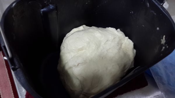 再一次#40#放入鹽巴攪拌一下後放發酵奶油約(10分鐘)後按取消鍵,取出麵團鬆弛15分