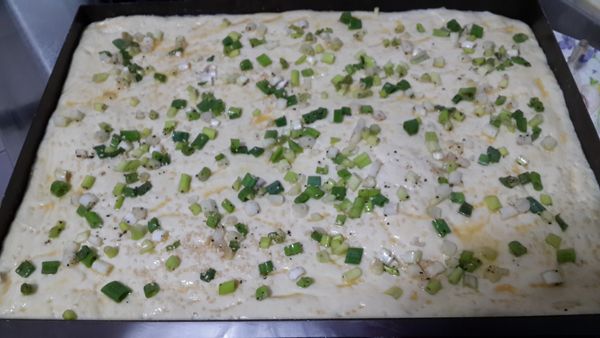 (提前約20分)烤箱預熱請調上火210/190,發酵完用叉子在麵糰上戳洞,表面刷上2次全蛋液，蔥花調味撒上後續再加上少許芝麻