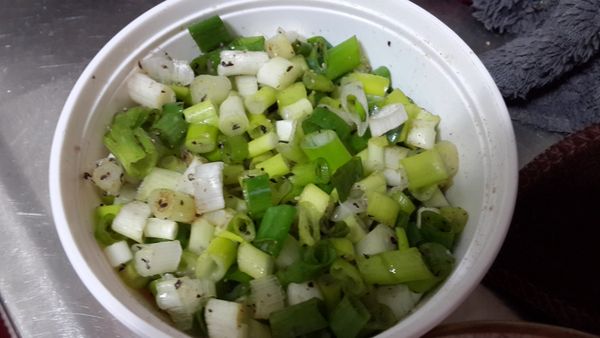 深烤盤(42*32)抹上少許食用油(或是鋪烘培紙),蔥洗淨瀝乾切成蔥花備用
