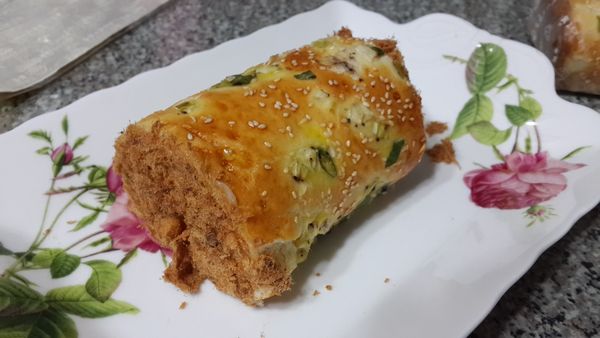 前後抹上沙拉醬在沾上肉鬆及完成
此配方可做6個10公分的麵包卷~