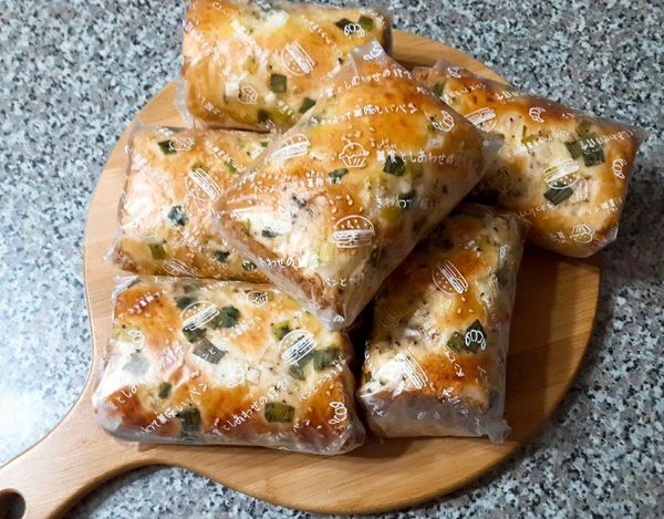 可用包裝紙包起來比較好食用~(沙拉醬多寡請自行調整)