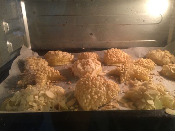 放進烤箱200度烘烤20分鐘(每款烤箱溫度受熱有所差異)，烘烤過程中還是要觀察一下，餅皮膨鬆後，表面杏仁片成焦黃狀即可，過久杏仁焦了會苦，也不美觀了