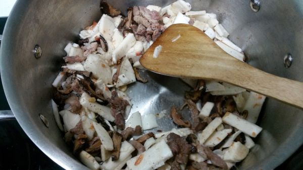 等作法2的香味都出來後，加備筍片拌炒，再加入胡椒粉調味；接著將食材往旁邊撥，往鍋中倒入醬油，拌炒食材