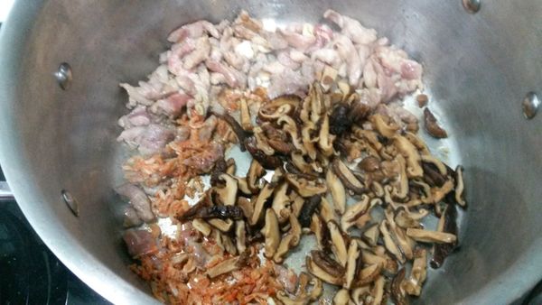 起油放入豬肉絲拌炒，等香味出來後再加入蒜頭碎、蝦皮、乾香菇(順序沒有一定，但食材一個一個加，等香味出來後再加下一個)