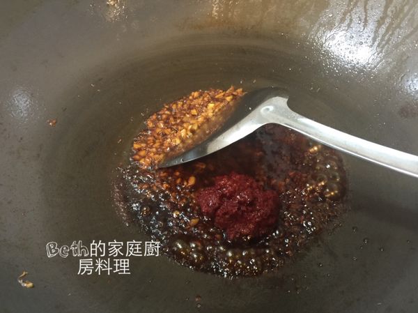 倒出3的油，留2大匙，加入3大匙薑末炒香後，加入2大匙紅麴、1大匙白胡椒粉、2大匙醬油、泡香菇約2碗的水炒勻