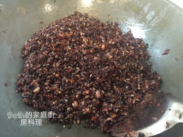 加入蒸熟的米與4炒勻，盛起備用