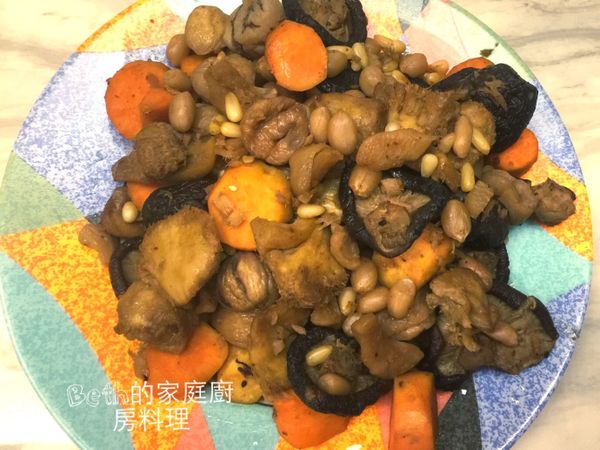 起油鍋，放入2大匙薑末炒香後，放入乾香菇炒香，再放入栗子、花生、蘿蔔乾、1大匙醬油、栗子花生湯約1碗、1大匙白胡椒粉、五香粉滷10分鐘，起鍋前加入松子拌勻