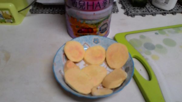 地瓜洗淨削皮切片狀，每片不重疊擺放盤子，入電鍋蒸熟。