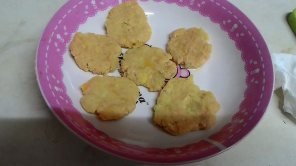 蒸好地瓜壓成泥加麥精搓成球狀再壓成餅狀。