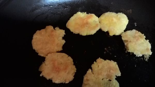 平底鍋用少少油煎，慢火將地瓜餅煎的有點金黃即可，質地很軟，可用筷子輕輕翻面。
餵寶寶吃時，用小湯匙挖一小口一小口吃吧～