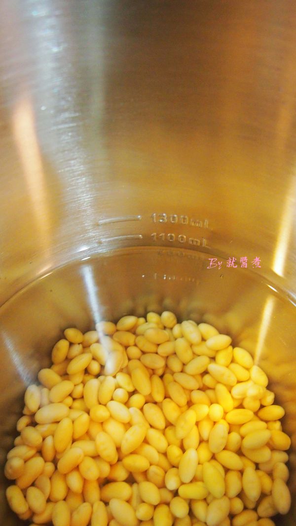 加水至900-1100ml處,按"倍濃豆漿"再按"啟動/取消"按鈕~