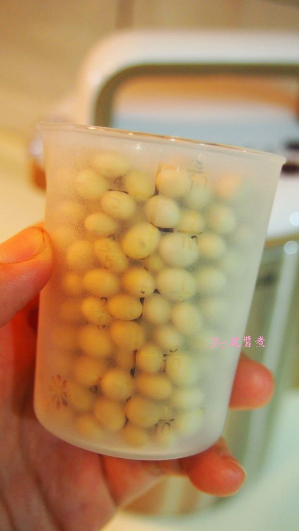將乾黃豆洗淨,倒入豆漿機杯體..