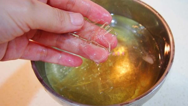 將7片吉利丁片煎段泡冰水,泡軟後壓去水份加入作法3拌勻..