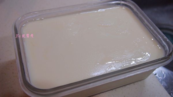 放入冷藏2-4小時.就變成豆花啦!淋上蜂蜜直接吃,真的很消暑唷!~
(很重要:豆花是加吉利片製作而成的,所以只能冰的吃,要是放回到室溫..就會變回豆漿啦!!)