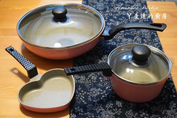 今天使用的是MONCROSS瑞士百年不沾鍋的心型鍋YOUTUBE連結
https://www.youtube.com/watch?v=pm-MW55BXu4&amp;list=PLmkf99ZPeO4YOUOjH880LJJAbbHb_YQoi&amp;index=4