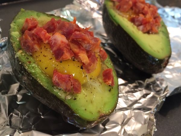 放上適量臘腸，鋪上鋁箔紙送進180度烤箱。