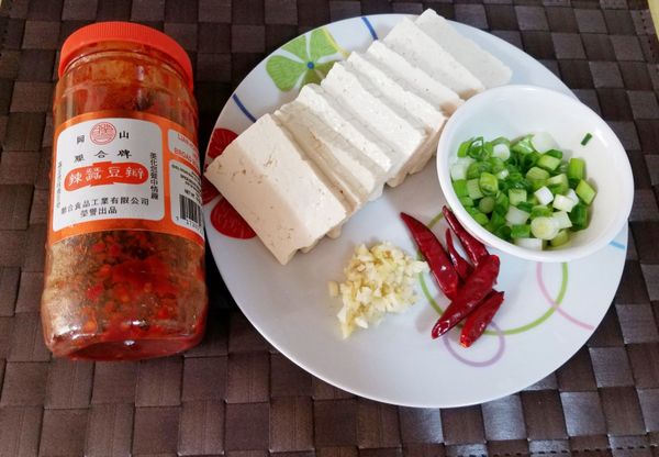 豆腐切片(厚約1公分)，蒜頭及薑片切末，青蔥切丁備用。