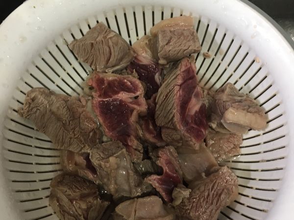牛肋條先洗淨,放入一鍋熱水中煮約3-4分鐘，再以清水清洗，備用。