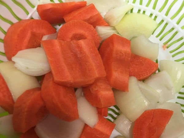 洋蔥，紅蘿蔔去皮，洗淨切件。