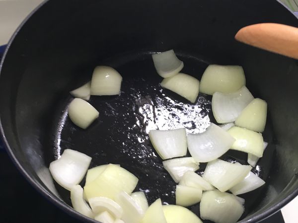 燒熱鍋，下油，先炒香洋蔥。