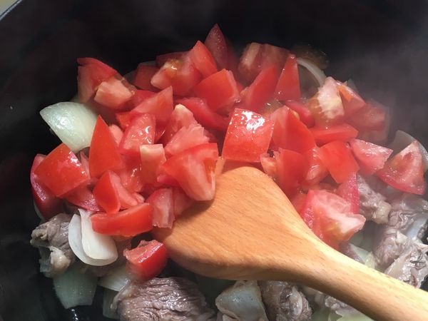 加入蕃茄炒均勻。