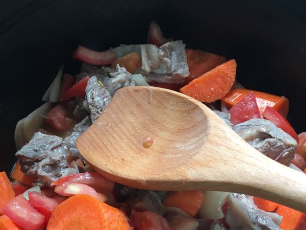 再加入紅蘿蔔炒均勻。